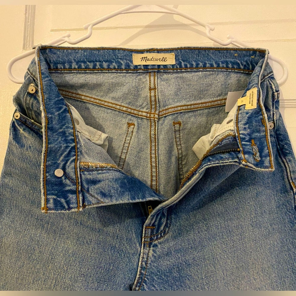 Madewell’s “the perfect vintage” straight jean. Size 25. Barely worn.